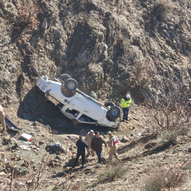 Kamyonet uçuruma yuvarlandı; 1 ölü, 3'ü ağır 6 yaralı