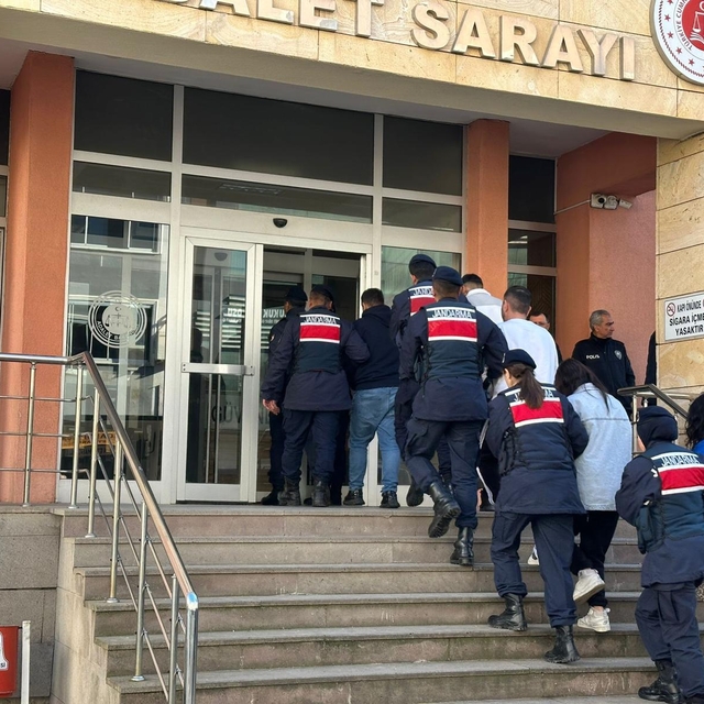Çanakkale'de bir kadını dolandırdığı iddia edilen 5 zanlı tutuklandı