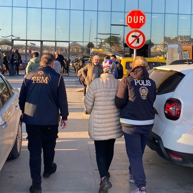 Müebbet hapisle aranan firari, AVM'de yakalandı