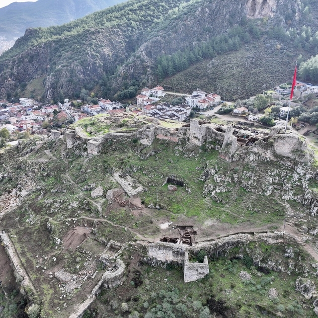 Fethiye Kalesi kazısından çıkan buluntular 2 bin 600 yıl öncesine ışık tutu...