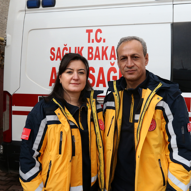 Sağlık personeli çift, hastaların yardımına birlikte koşuyor