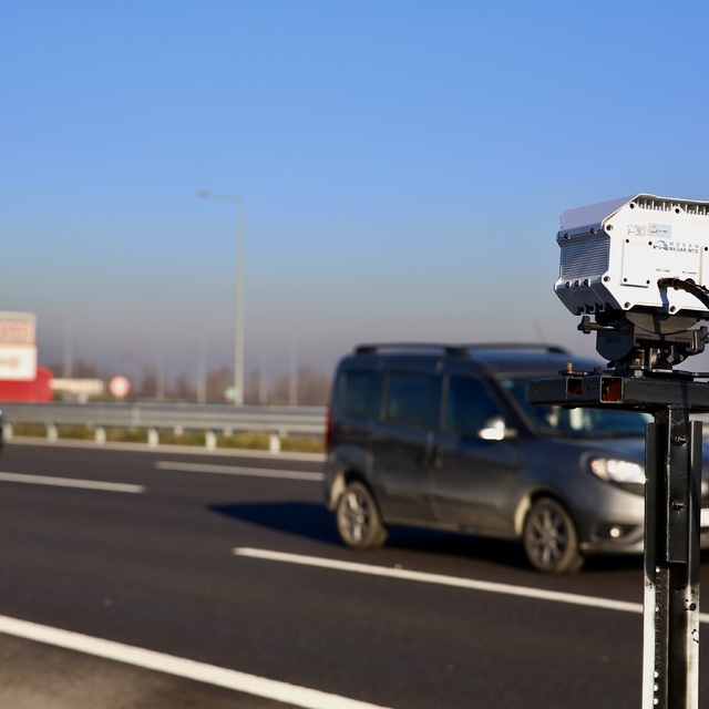 Sakarya'da jandarma ekipleri otoyollarda kural ihlaline ve suça geçit vermi...