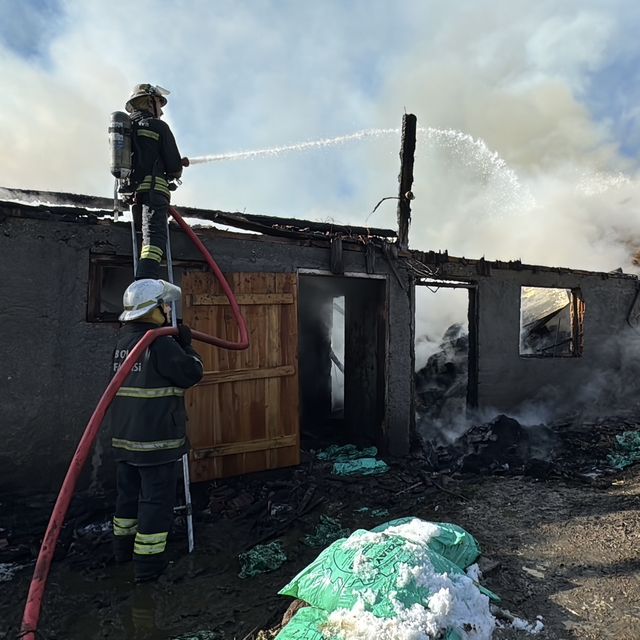 Bolu'da çıkan yangında ahır ve samanlık kullanılamaz hale geldi