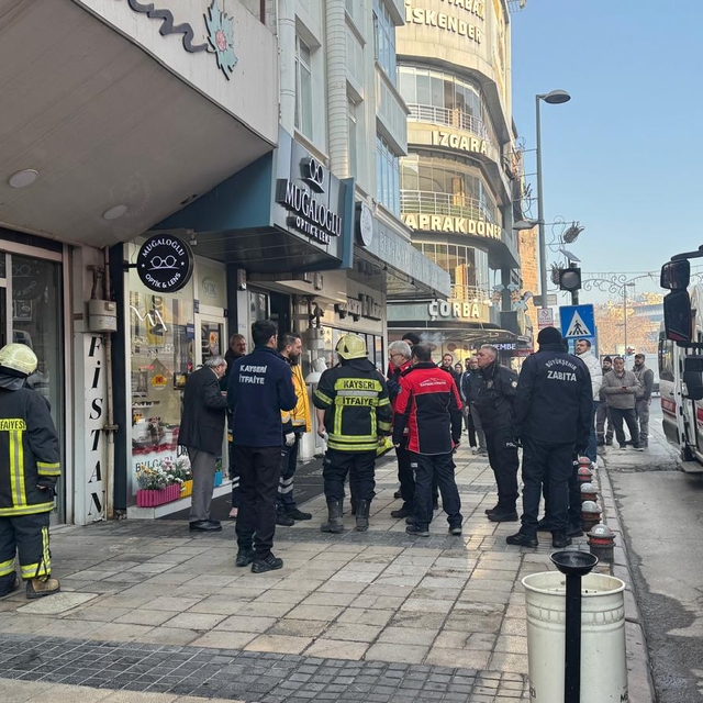 Kayseri'de 4 katlı giyim mağazasında çıkan yangını itfaiye ekipleri söndürd...