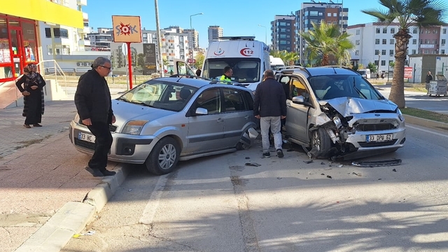 Tarsus'ta park halindeki otomobile çarpan hafif ticari araçtaki 3 kişi yaralandı