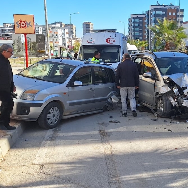 Tarsus'ta park halindeki otomobile çarpan hafif ticari araçtaki 3 kişi yara...