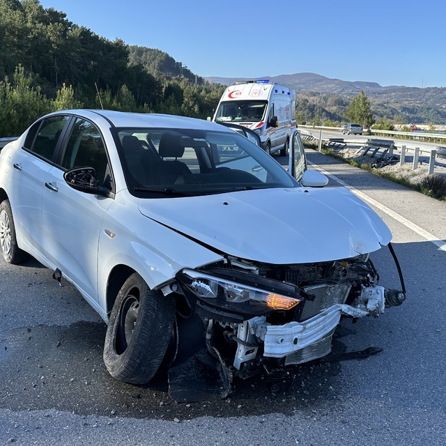 Sinop'ta bariyere çarpan otomobildeki 5 kişi yaralandı