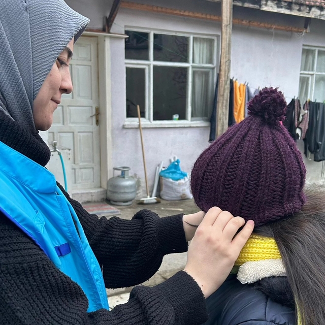 TDV Amasya Şubesinden ihtiyaç sahibi çocuklara mont ve bot hediyesi