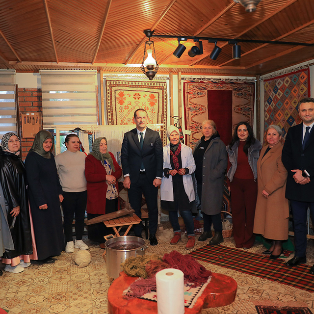 Akçaabat'ta aronyadan elde edilen boya halılarda kullanıldı