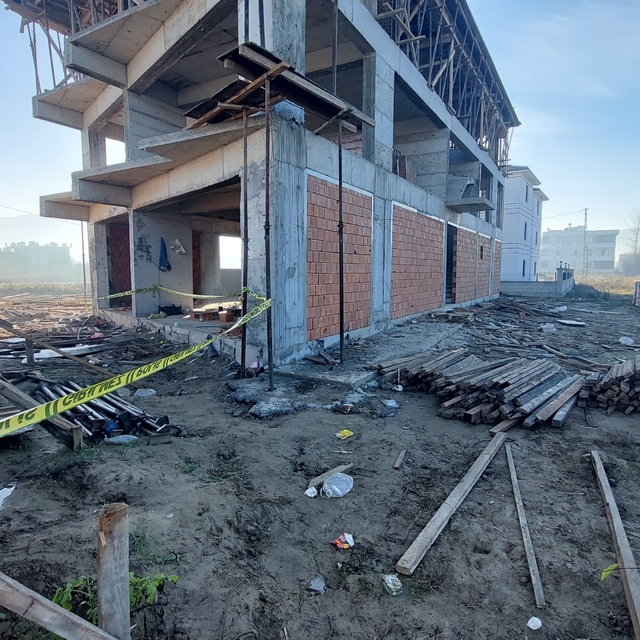 Sakarya'da inşaatın 3. katından düşen işçi öldü