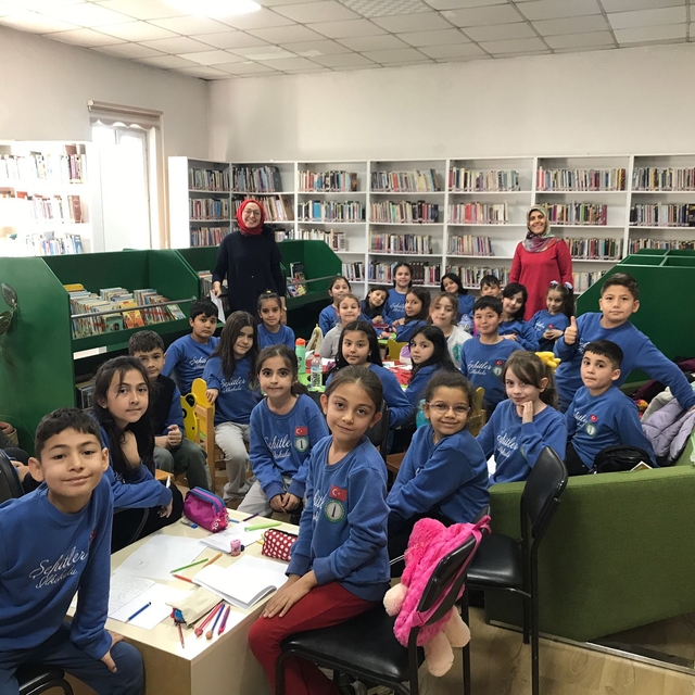 Banaz İlçe Halk Kütüphanesinde öğrencilerin kitap sevgisi artırılıyor