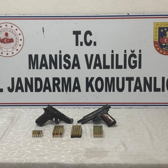 Akhisar'da 2 ruhsatsız tabanca ele geçirildi