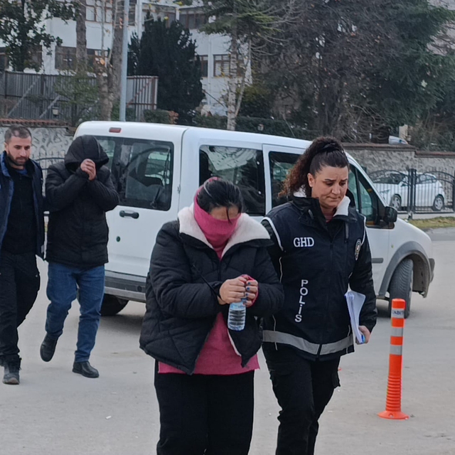 Minibüsünde 20 kaçak göçmen yakalanan sürücüsü ve yanındaki kişi tutuklandı