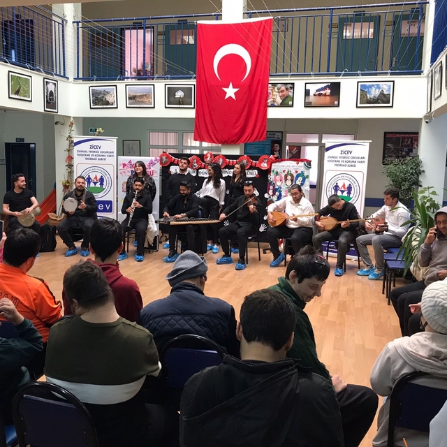 Tekirdağ'da konservatuvar öğrencileri "özel çocuklara" konser verdi