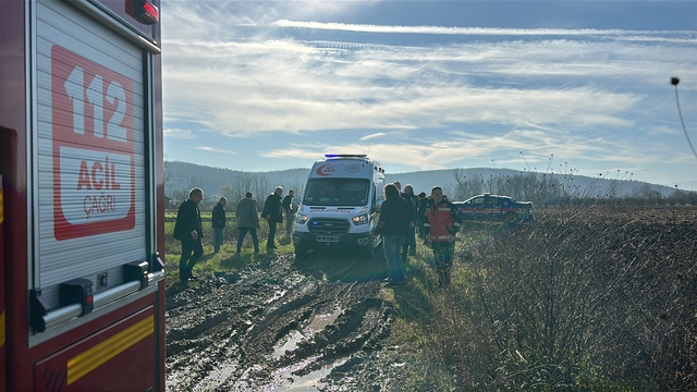 Sakarya'da tarla yolunda devrilen traktörün sürücüsü yaralandı