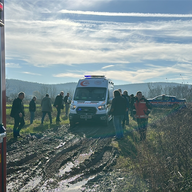 Sakarya'da tarla yolunda devrilen traktörün sürücüsü yaralandı