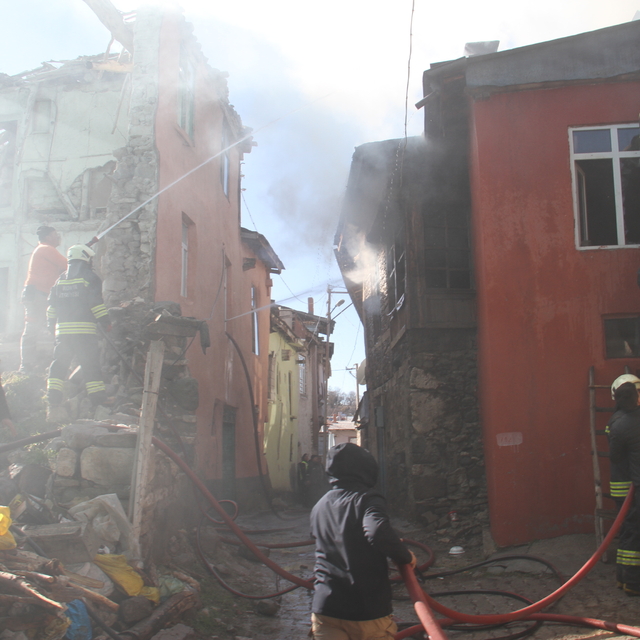 Konya'da çıkan yangında 2 kişi dumandan etkilendi, 4 ev hasar gördü