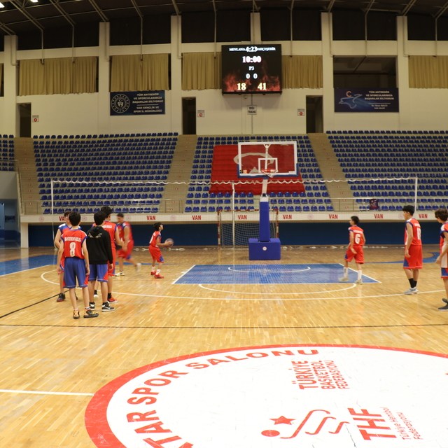 Van'da okullar arası basketbol şampiyonası yapıldı