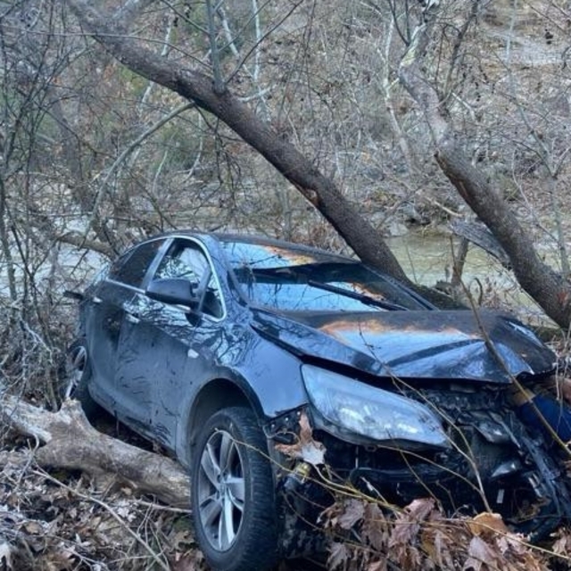 Manisa'da şarampole düşen otomobildeki 3 kişi yaralandı