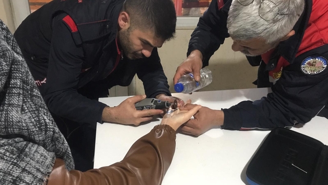 Osmaniye'de parmağa sıkışan yüzüğü itfaiye ekibi çıkardı