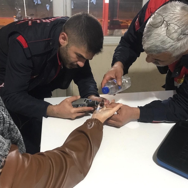Osmaniye'de parmağa sıkışan yüzüğü itfaiye ekibi çıkardı