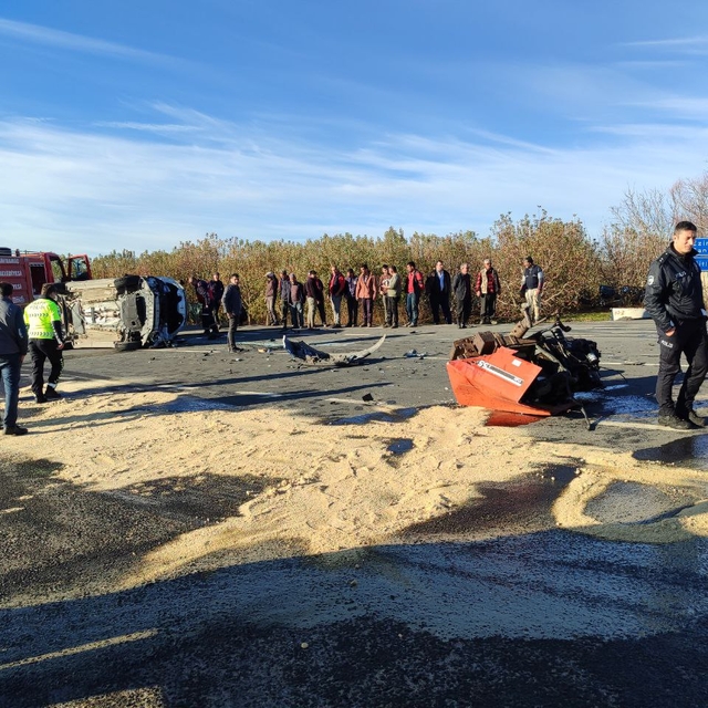 Çanakkale'de traktörün ikiye bölündüğü kazada 2 kişi yaralandı