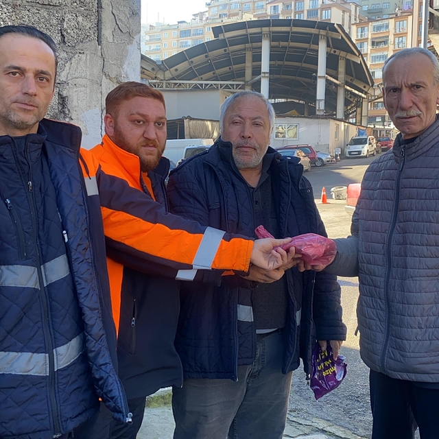 Zonguldak'ta temizlik personeli içinde para bulunan poşeti sahibine teslim...