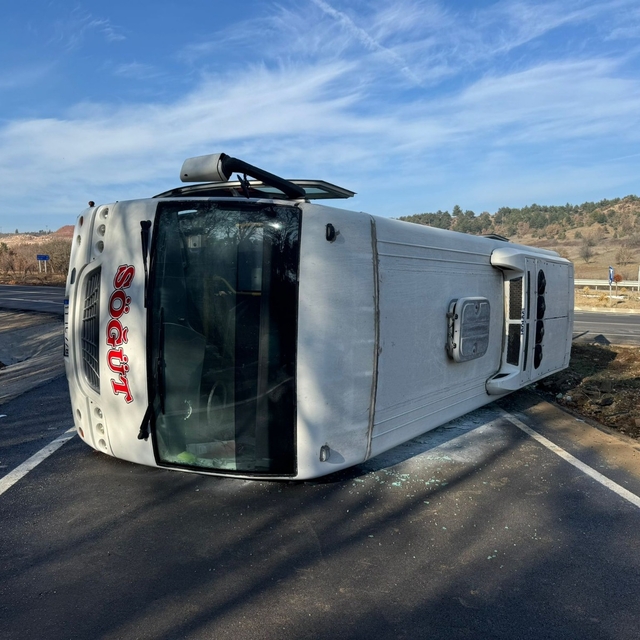 Bilecik'te işçi servisiyle çarpışan otomobilin sürücüsü yaralandı