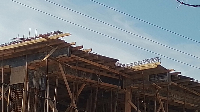 Akıma kapılıp 3'üncü kattan düşen inşaat işçisi öldü