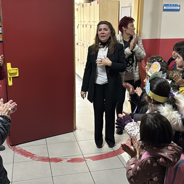 Meslek aşığı 46 yıllık öğretmen göreve başladığı okuldan emekli oldu