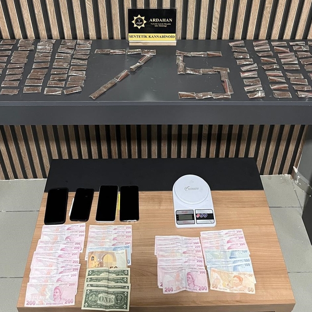Ardahan'da uyuşturucu operasyonunda yakalanan 2 şüpheli tutuklandı