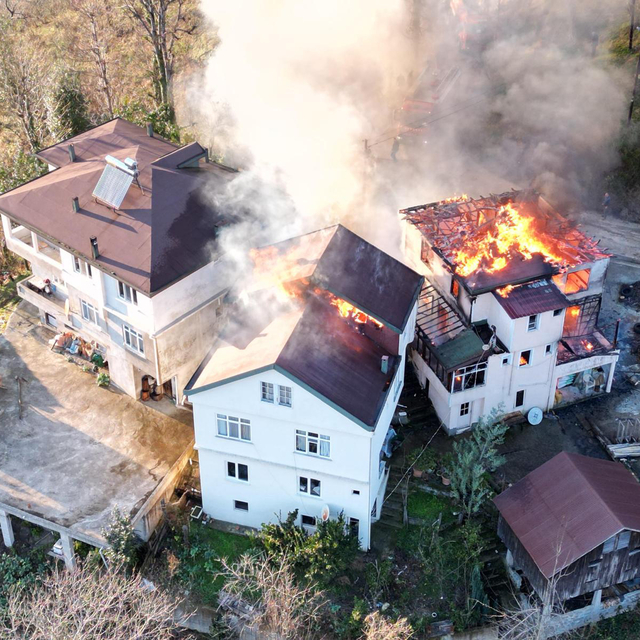 Ordu'da sobadan çıkan yangında 3 evde hasar oluştu, 1 kişi hayatını kaybett...
