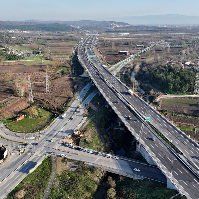 Sakarya'da metrobüs hattı için ilk kazma vuruldu