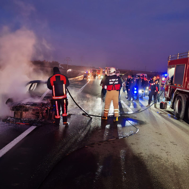 Edirne'de seyir halindeki otomobil yandı
