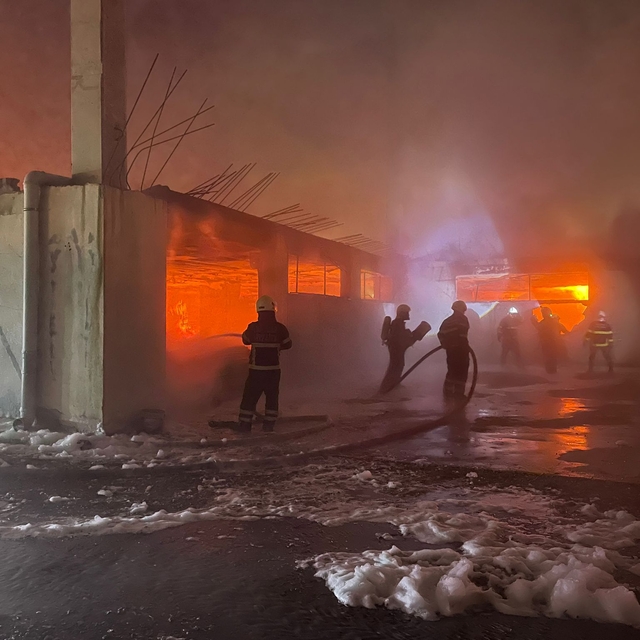 Batman'da mobilya fabrikasında çıkan yangına müdahale ediliyor