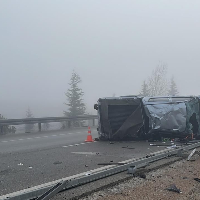 Afyonkarahisar'da devrilen kamyonetteki 4 kişi yaralandı