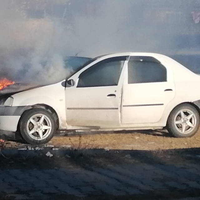 Kars'ta park halindeki otomobil yandı