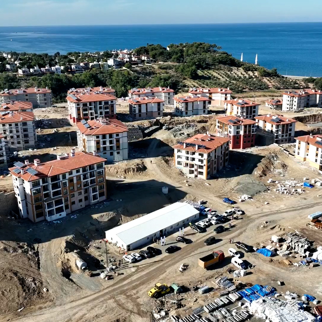Hatay Arsuz'da deprem konutlarının yapımı sürüyor