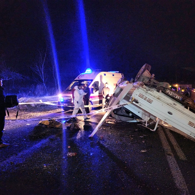 Adana'da takla atan kamyonetteki 1 kişi öldü, 2 kişi yaralandı