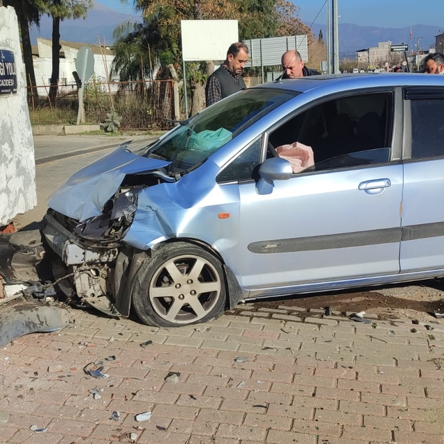 Ödemiş'te hafif ticari araç ile otomobilin çarpıştığı kazada 2 kişi yaralan...