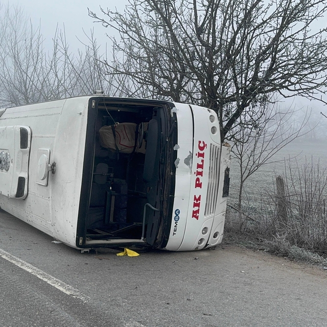 Bolu'da devrilen servis midibüsündeki 9 kişi yaralandı