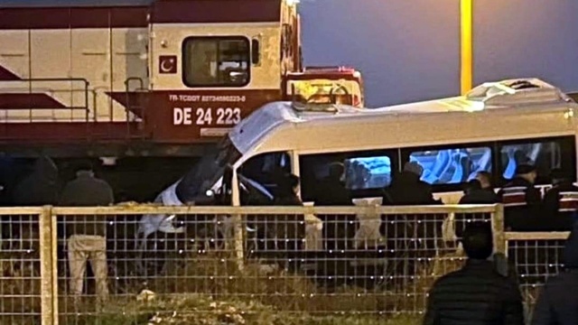 Kırklareli'de yük treni, işçi servis minibüsüne çarptı; 2 yaralı