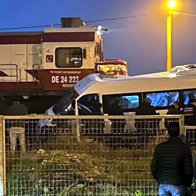 Kırklareli'de yük treni, işçi servis minibüsüne çarptı; 2 yaralı