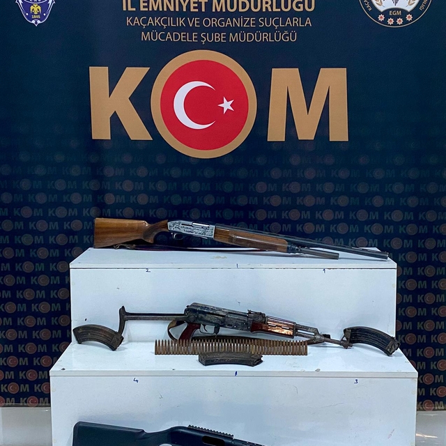 Kars'ta patoz makinesinde uzun namlulu silah ve fişek ele geçirildi