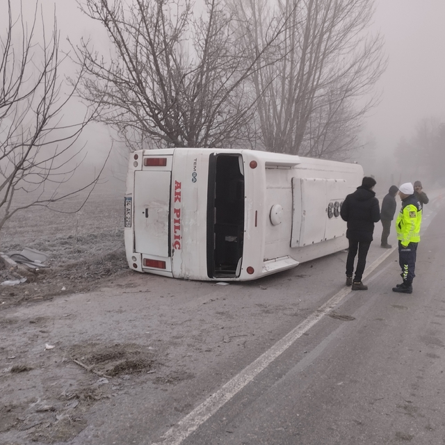 İşçi servis minibüsü buzlanan yolda devrildi; 9 yaralı