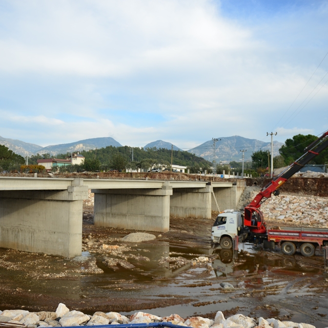 Kumluca'da dere ıslah ve taşkın koruma çalışmaları sürüyor