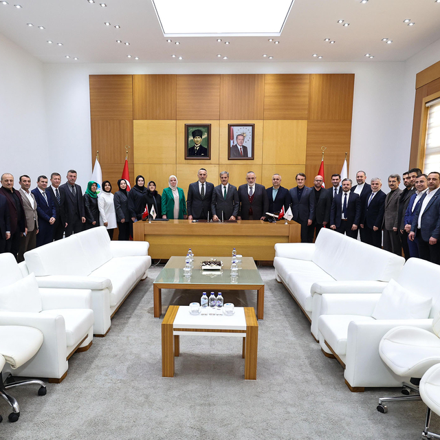 AK Parti Sakarya İl Başkanı Tever, Büyükşehir Belediye Başkanı Alemdar'ı zi...