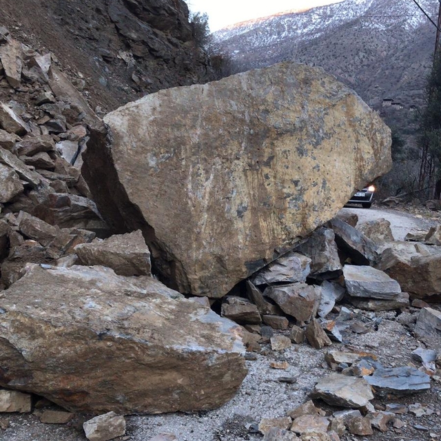 Yusufeli'nde yol kapandı; Borçka'daki heyelan anı da kamerada