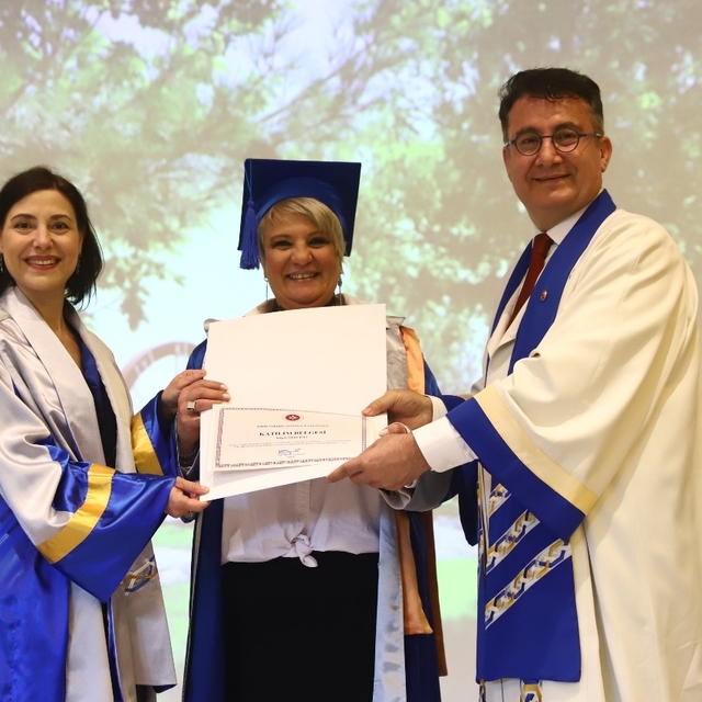 İYTE Bilgelik Akademisi'nin 50 yaş üstü öğrencileri mezun oldu