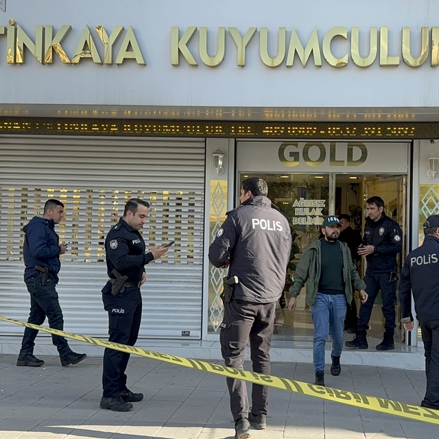 Adana'da bir kuyumcu dükkanı silahlı kişilerce soyuldu